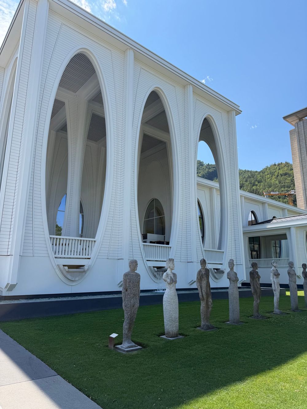 The white arched building of Tamina Therme with a row of statues